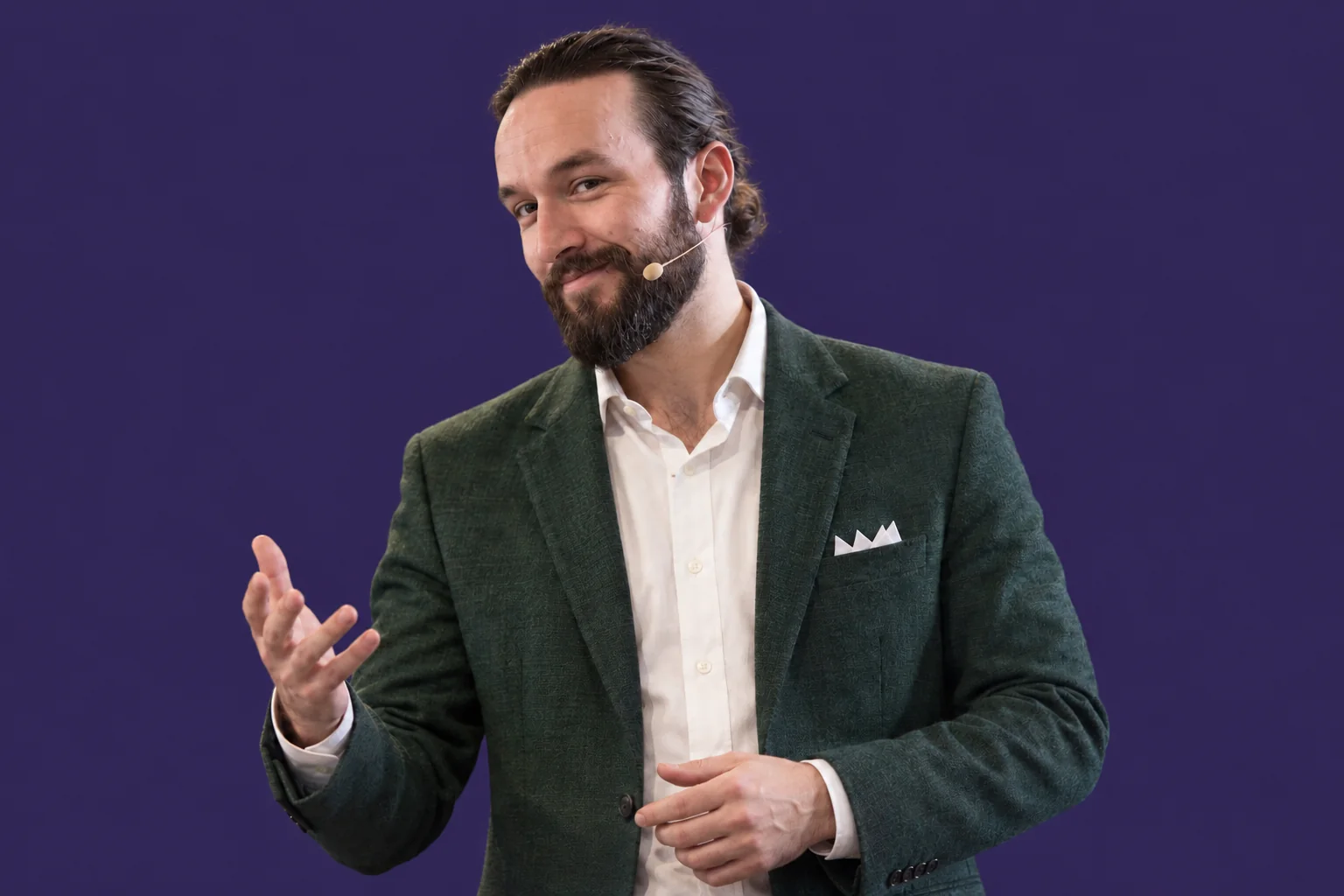 Kole Wright sur fond violet.